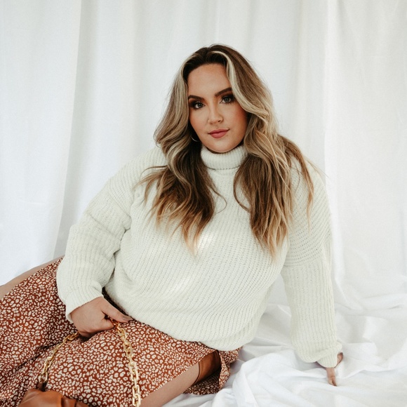 Montana Velvet Yarn Turtle Neck Sweater - Picture 2 of 7